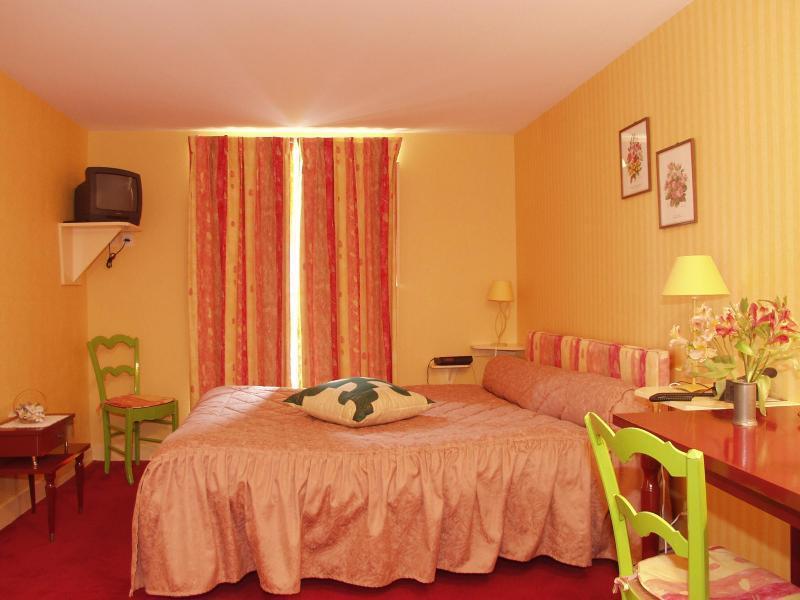 Logis Hotel O En Couleur Oucques-la-Nouvelle Exterior photo